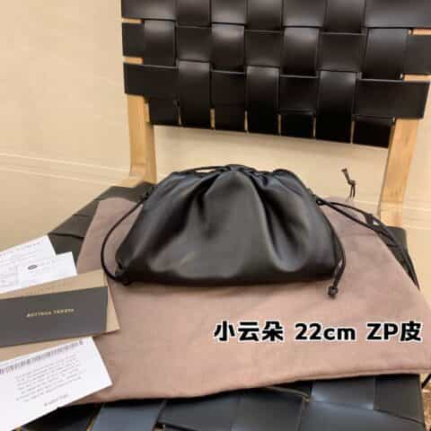 Bottega Veneta葆蝶家 The Mini Pouch 云朵包 585852黑色