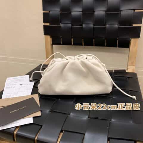 Bottega Veneta葆蝶家 The Mini Pouch 云朵包 585852白色