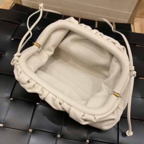 Bottega Veneta葆蝶家 The Mini Pouch 云朵包 585852白色