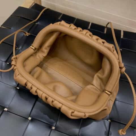 Bottega Veneta葆蝶家 The Mini Pouch 云朵包 585852焦糖色
