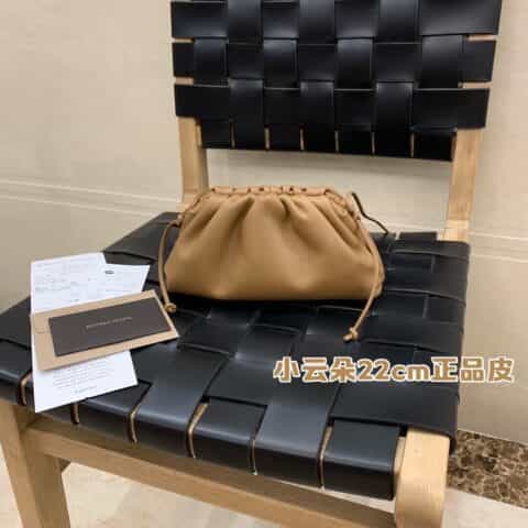 Bottega Veneta葆蝶家 The Mini Pouch 云朵包 585852焦糖色
