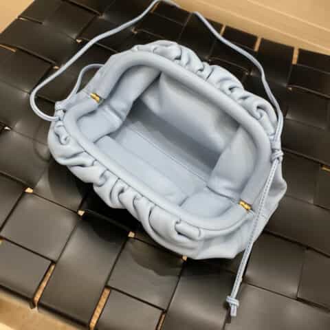 Bottega Veneta葆蝶家 The Mini Pouch 云朵包 585852冰蓝色