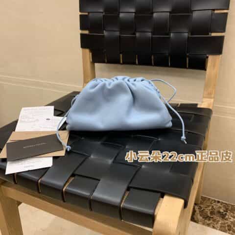 Bottega Veneta葆蝶家 The Mini Pouch 云朵包 585852冰蓝色
