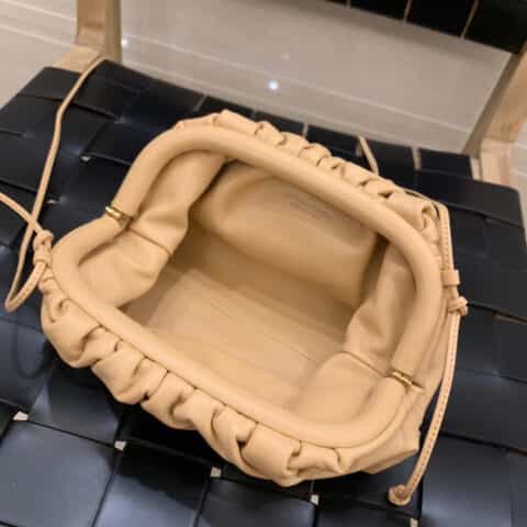Bottega Veneta葆蝶家 The Mini Pouch 云朵包 585852奶茶色