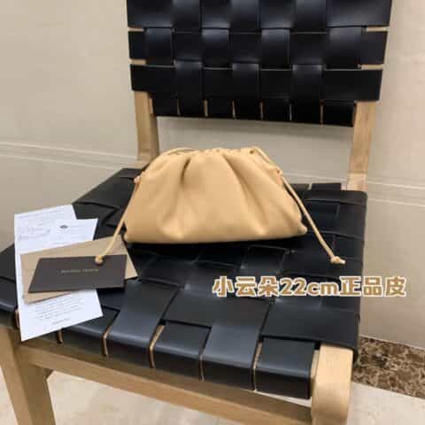 Bottega Veneta葆蝶家 The Mini Pouch 云朵包 585852奶茶色