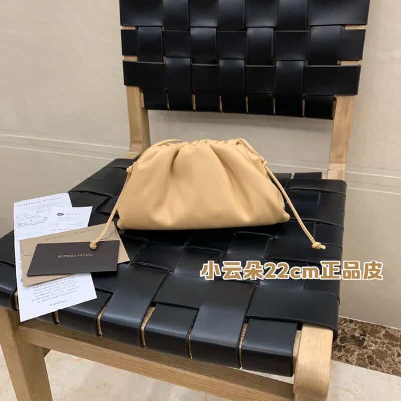 Bottega Veneta葆蝶家 The Mini Pouch 云朵包 585852奶茶色