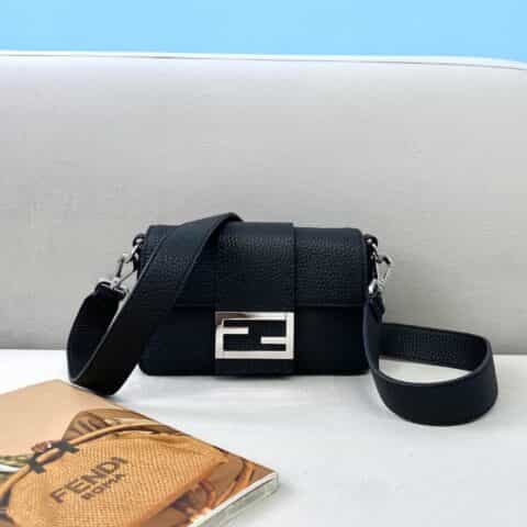 FENDI芬迪荔枝纹进口小牛皮迷你baguette手袋0132