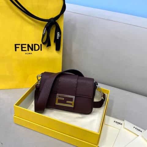 FENDI芬迪荔枝纹进口小牛皮迷你baguette手袋0132