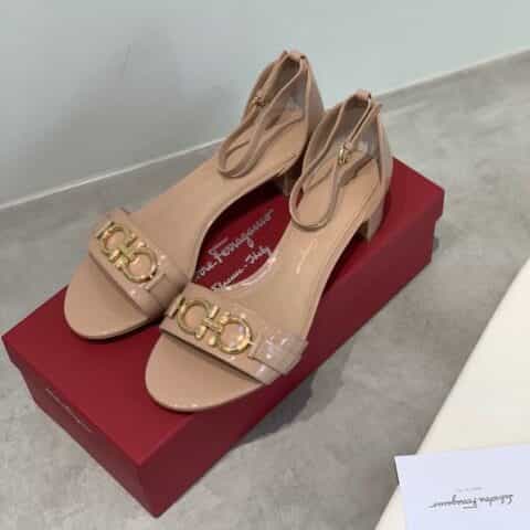 SF salvatore Ferragamo  菲拉格慕马蹄扣一字带小粗跟凉鞋