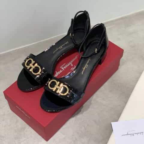 SF salvatore Ferragamo  菲拉格慕马蹄扣一字带小粗跟凉鞋