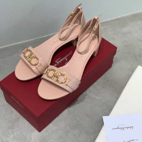 SF salvatore Ferragamo  菲拉格慕马蹄扣一字带小粗跟凉鞋