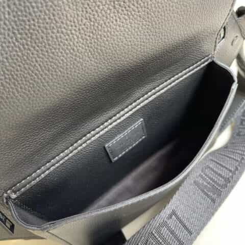 Louis Vuitton LV Slingbag M57081