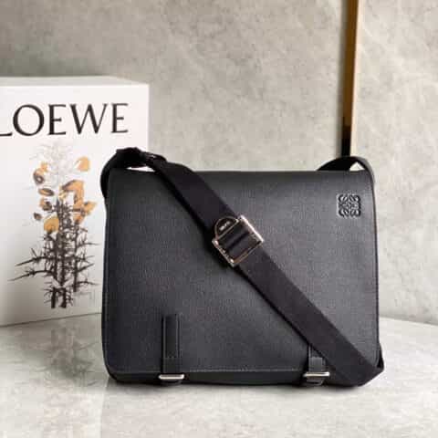 Loewe 柔软粒面牛皮革军用邮差包 B553A14X03