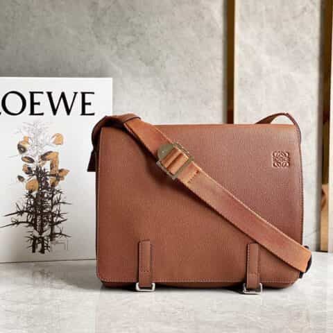 Loewe 柔软粒面牛皮革军用邮差包 B553A14X03棕色