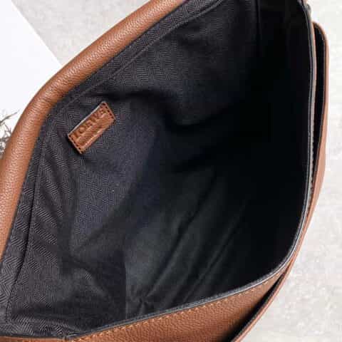 Loewe 柔软粒面牛皮革军用邮差包 B553A14X03棕色