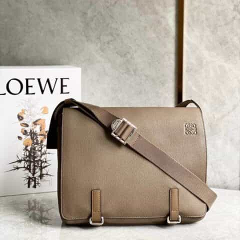 Loewe 柔软粒面牛皮革军用邮差包B553A14X03灰色