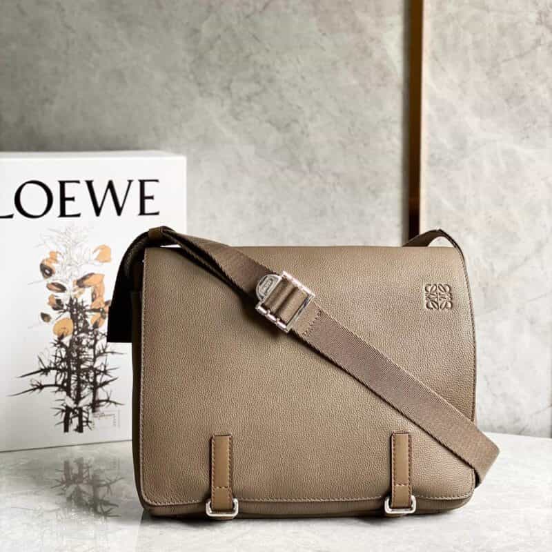 Loewe 柔软粒面牛皮革军用邮差包B553A14X03灰色