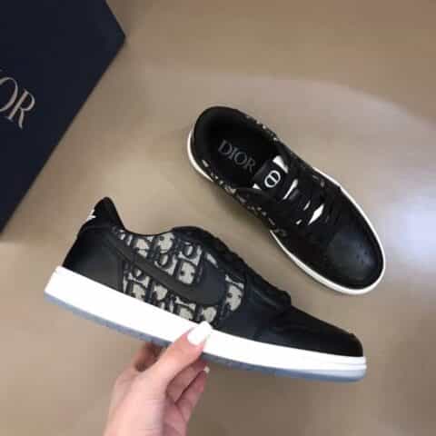 Nike & Dior   由小牛皮制成联名系带低帮休闲运动鞋