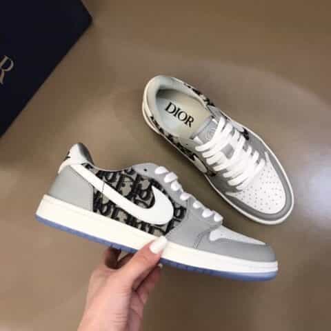 Nike & Dior   由小牛皮制成联名系带低帮休闲运动鞋