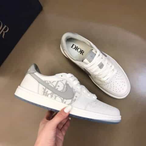 Nike & Dior   由小牛皮制成联名系带低帮休闲运动鞋