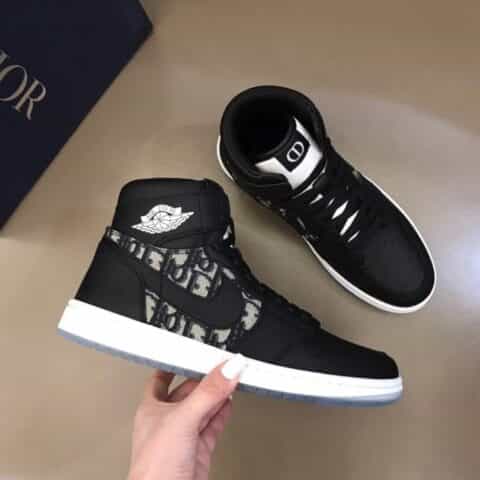 Nike & Dior   由小牛皮制成联名系带低帮休闲运动鞋
