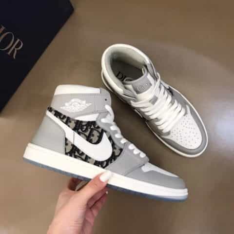 Nike & Dior   由小牛皮制成联名系带低帮休闲运动鞋