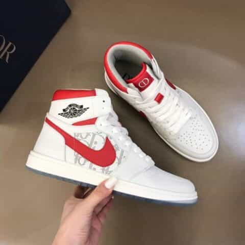 Nike & Dior   由小牛皮制成联名系带低帮休闲运动鞋