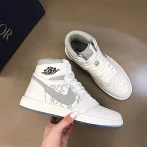 Nike & Dior   由小牛皮制成联名系带低帮休闲运动鞋