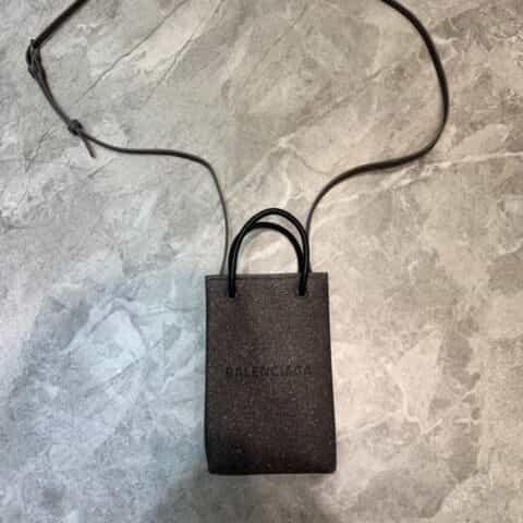 Balenciaga巴黎世家配牛皮肩带迷你手机包