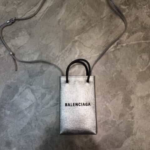Balenciaga巴黎世家配牛皮肩带迷你手机包