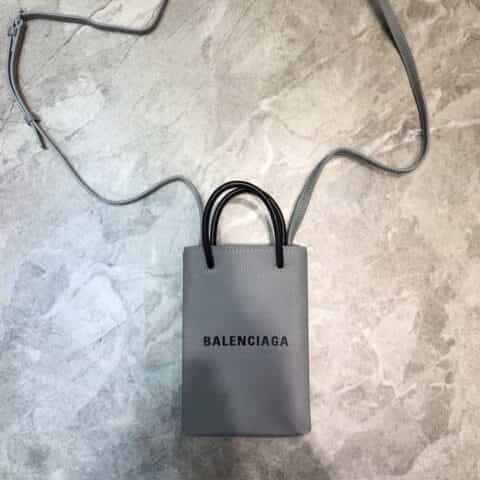 Balenciaga巴黎世家配牛皮肩带迷你手机包
