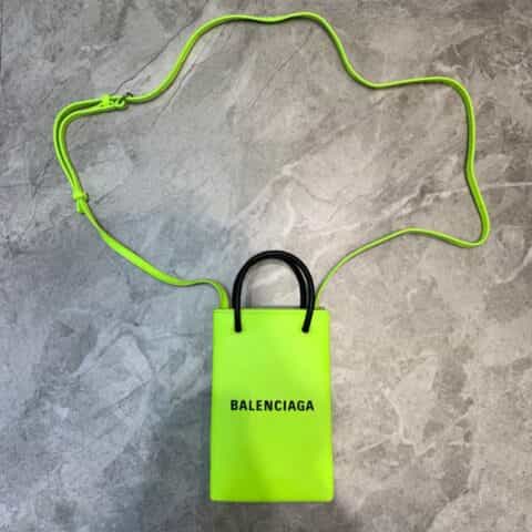 Balenciaga巴黎世家配牛皮肩带迷你手机包