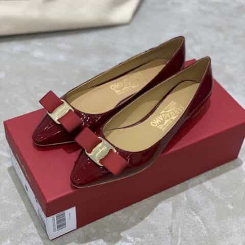 SF salvatore Ferraga*o  菲拉*慕春夏新款布扣尖头细跟浅口漆皮单鞋