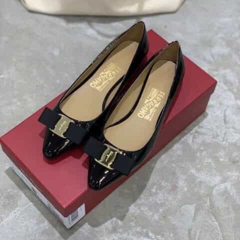 SF salvatore Ferraga*o  菲拉*慕春夏新款布扣尖头细跟浅口漆皮单鞋