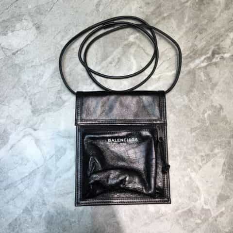 Balenciaga巴黎世家数码烫logo原版进口褶皱皮手机包皮绳挎包