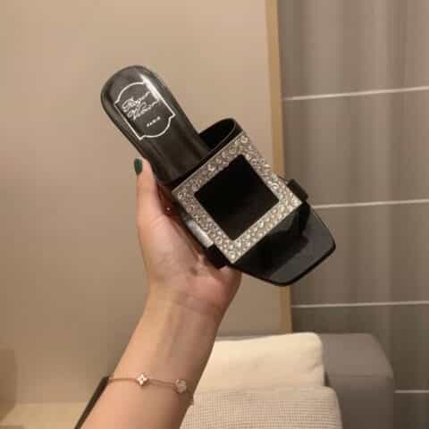 Roger vivier 2021年夏季拖鞋Bikiviv'金属扣PVC穆勒鞋