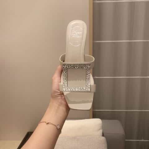 Roger vivier 2021年夏季拖鞋Bikiviv'金属扣PVC穆勒鞋