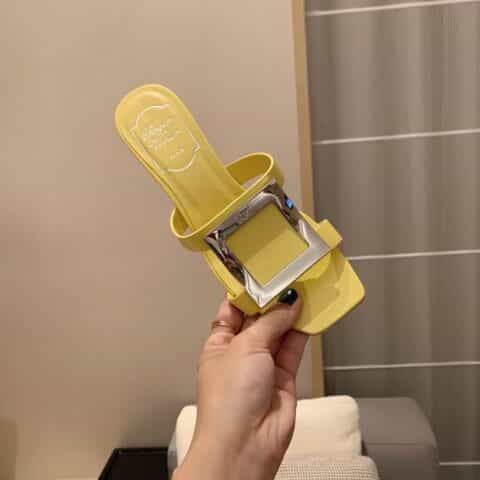 Roger vivier 2021年夏季拖鞋Bikiviv'金属扣PVC穆勒鞋