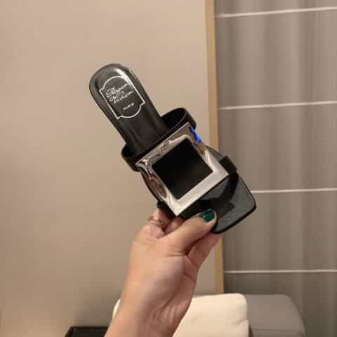 Roger vivier 2021年夏季拖鞋Bikiviv'金属扣PVC穆勒鞋