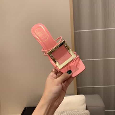 Roger vivier 2021年夏季拖鞋Bikiviv'金属扣PVC穆勒鞋