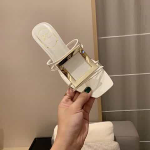 Roger vivier 2021年夏季拖鞋Bikiviv'金属扣PVC穆勒鞋