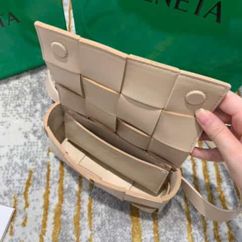 Bottega Veneta葆蝶家  The Belt Cassttte腰包 639367奶茶色