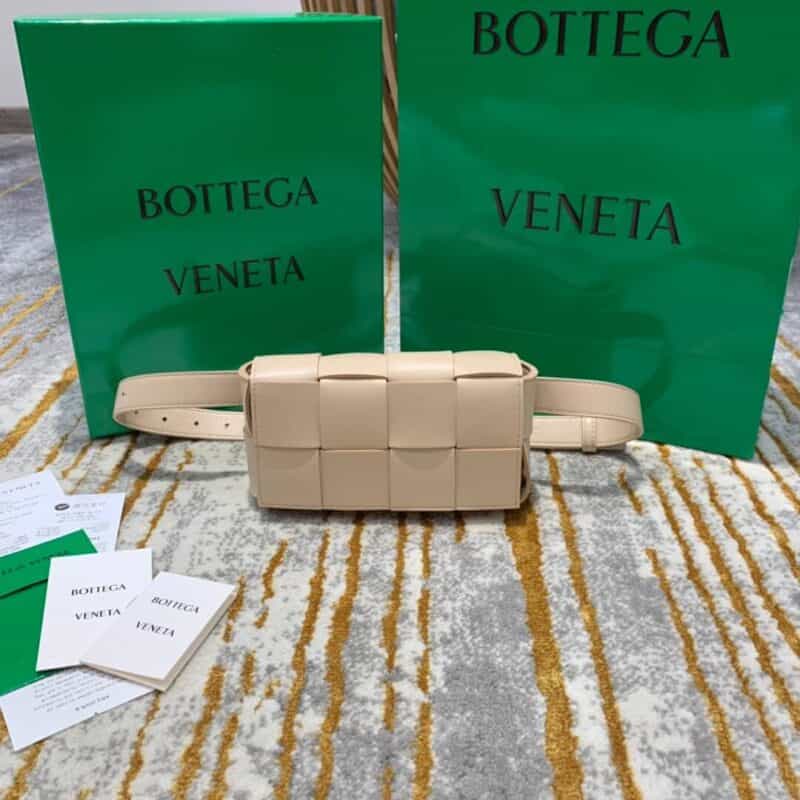 Bottega Veneta葆蝶家  The Belt Cassttte腰包 639367奶茶色