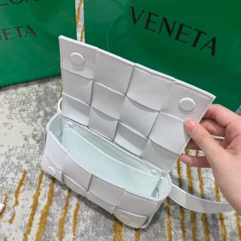 Bottega Veneta葆蝶家  The Belt Cassttte腰包 639367白色