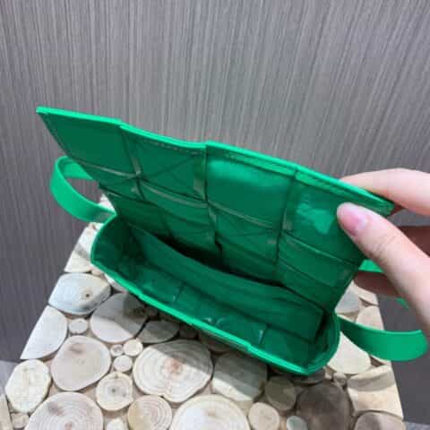 Bottega Veneta葆蝶家 Cassttte四格 651053油蜡皮鹦鹉绿