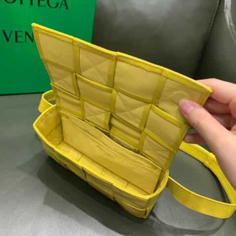 Bottega Veneta葆蝶家 Cassttte四格 651053油蜡皮黄香李色