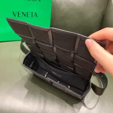 Bottega Veneta葆蝶家 Cassttte四格 651053油蜡皮黑色