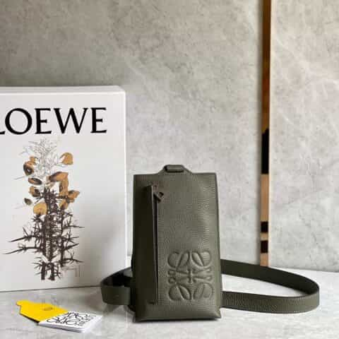 LOEWE罗意威 牛皮粒面垂直T型小包手机包 0661墨绿