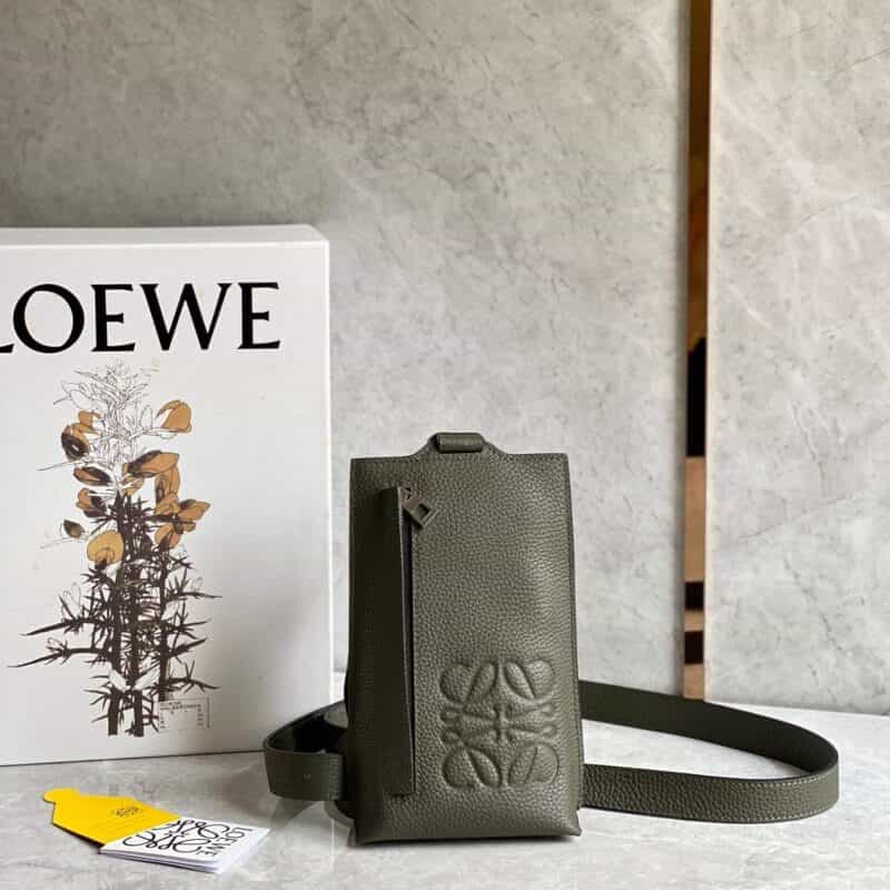 LOEWE罗意威 牛皮粒面垂直T型小包手机包 0661墨绿
