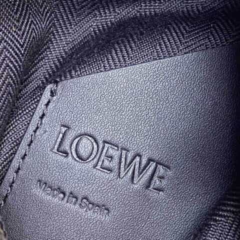 LOEWE罗意威 牛皮粒面垂直T型小包手机包 0661墨绿